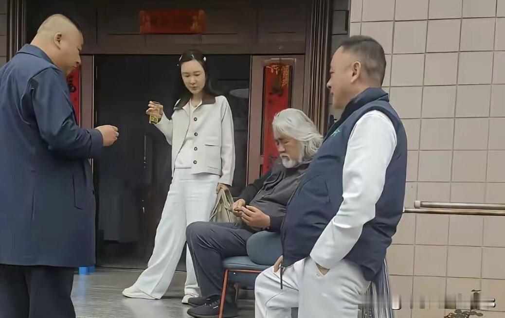 原来导演张纪中也喜欢刷手机玩，一边看着手机，一边和杜星霖的家人一起聊着。虽已是满