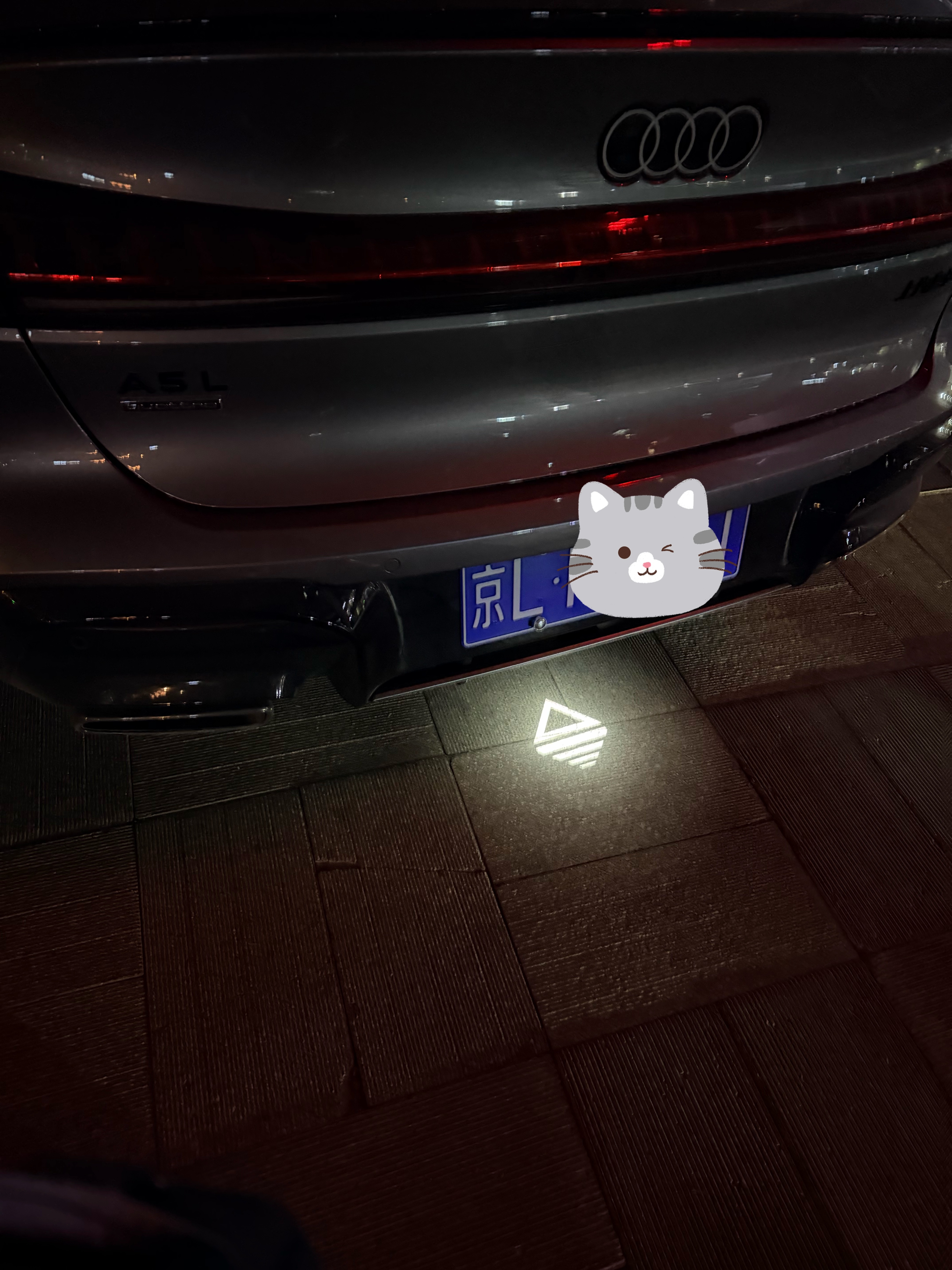 猜猜 A5L 后备厢下面这个投影灯是干嘛的？ 