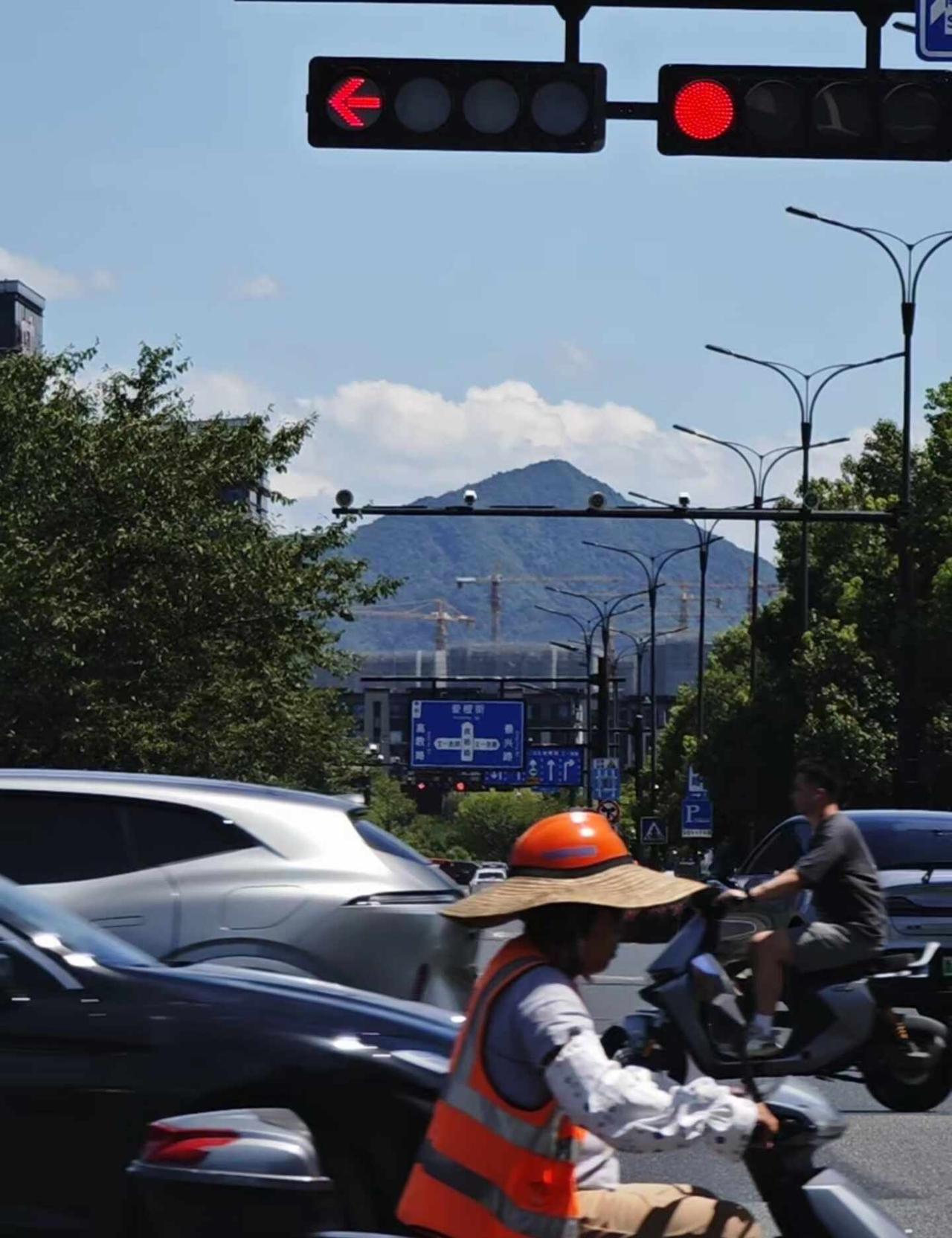今天的杭州热爆了
但是天气好适合拍照第一视角扫街 闷热的天气 城市的温度 这边热