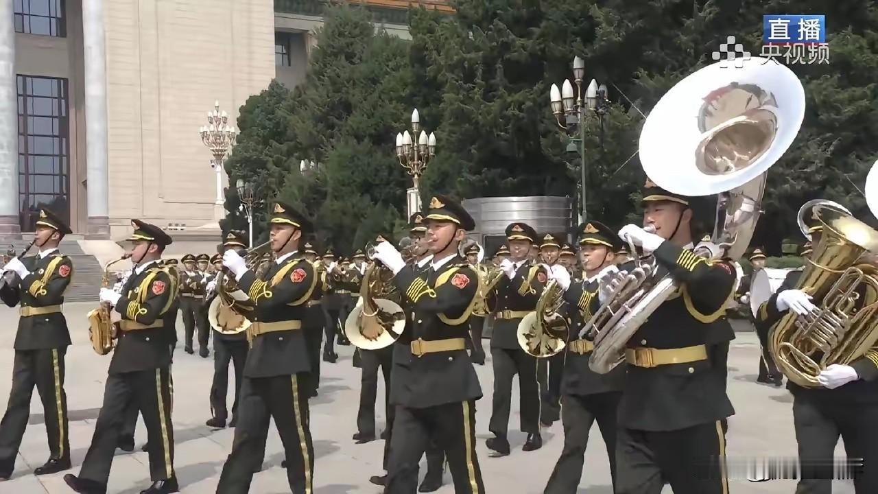 你注意到没有，欢迎仪式的乐曲中有这样一个隐密
上午，在欢迎川普总统访华的隆重、热