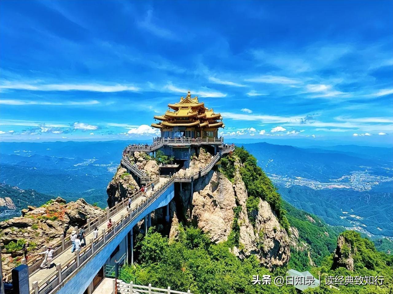 看清世事无常，是清醒；
看轻得失荣辱，是智慧。
看清人心真假，是通透；
看轻是非