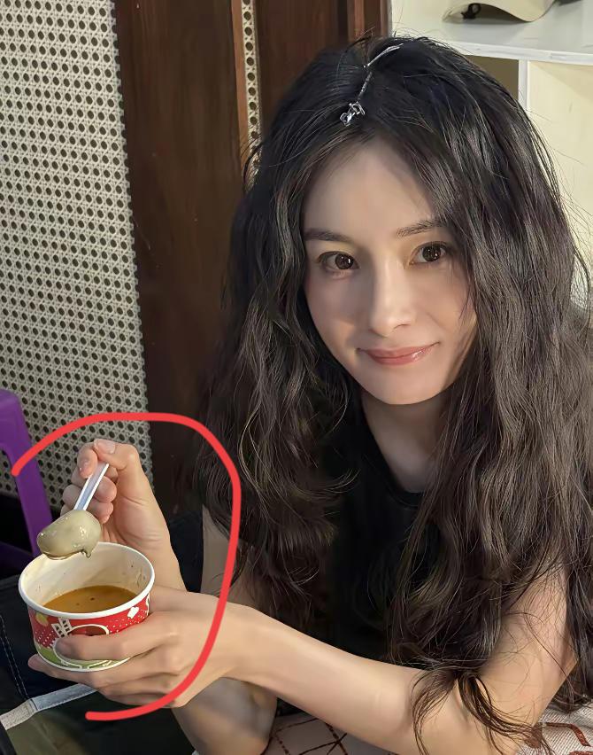 杨幂吃的是什么，好好吃的样子