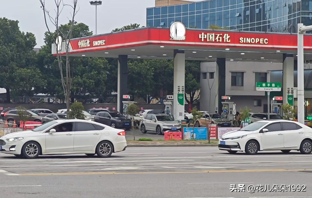 成都这油价明晚后就破9元大关了，现在已经愁的根本不是开什么车上班
中东这战争再打