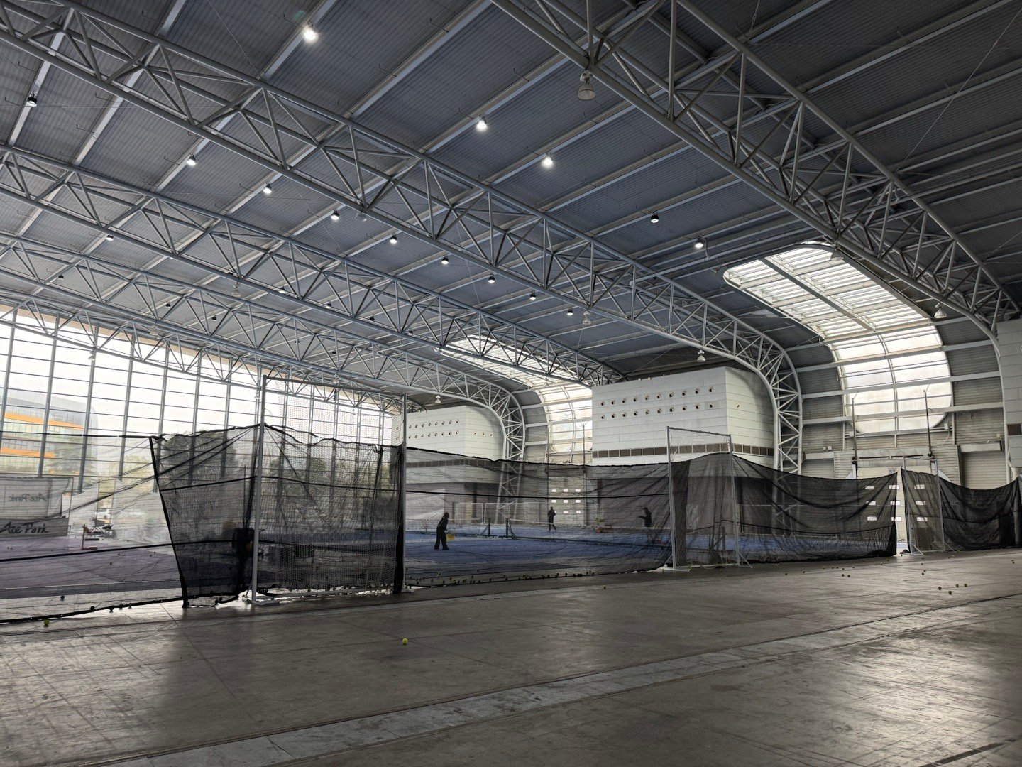 安亭的汽车博览中心里，竟然有个网球场？在那约教练打了场球。去了之后才知道，这球场