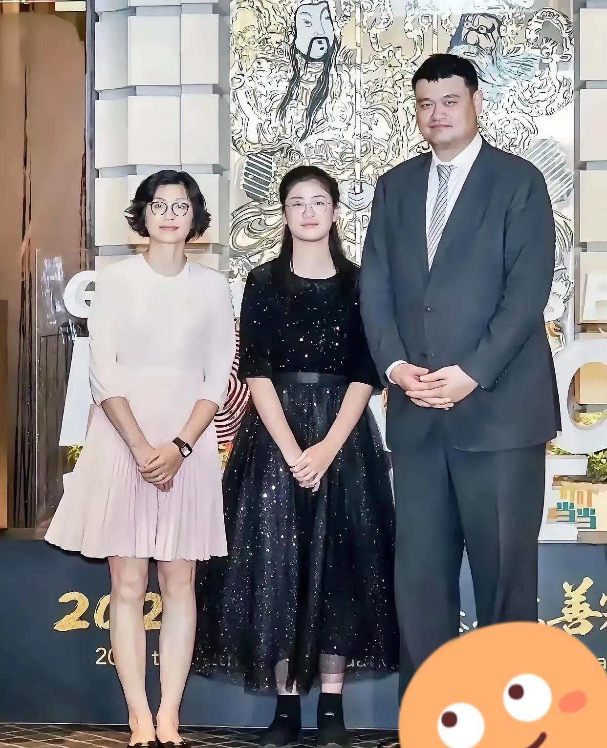 三口家共用一张脸 。姚明只有和妻子女儿站在一起， 才不会有巨人的感觉。女儿的脸型