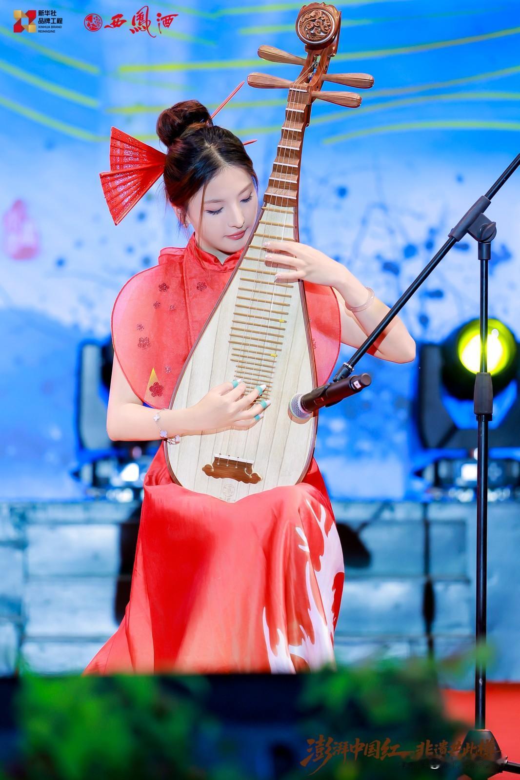 古风音乐会现场，红衣少女弹奏琵琶，唯美动人拥有一座厚重历史感的城市不好吗? 国风