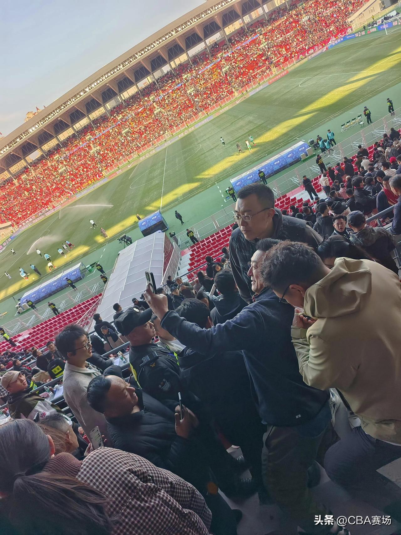 韩德君受邀观赛辽宁铁人，满足球迷签名合影要求！

据了解，前辽宁男篮的老队长韩德