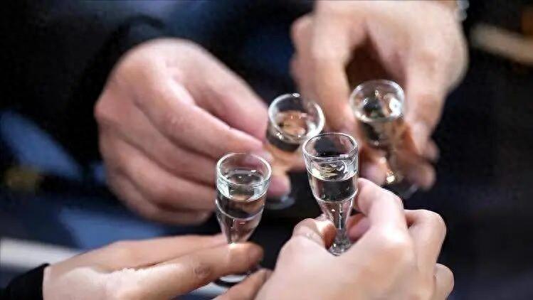 医生发现：男性若长期不喝酒，用不了6个月，身体或出现5大改变

李先生是一位典型