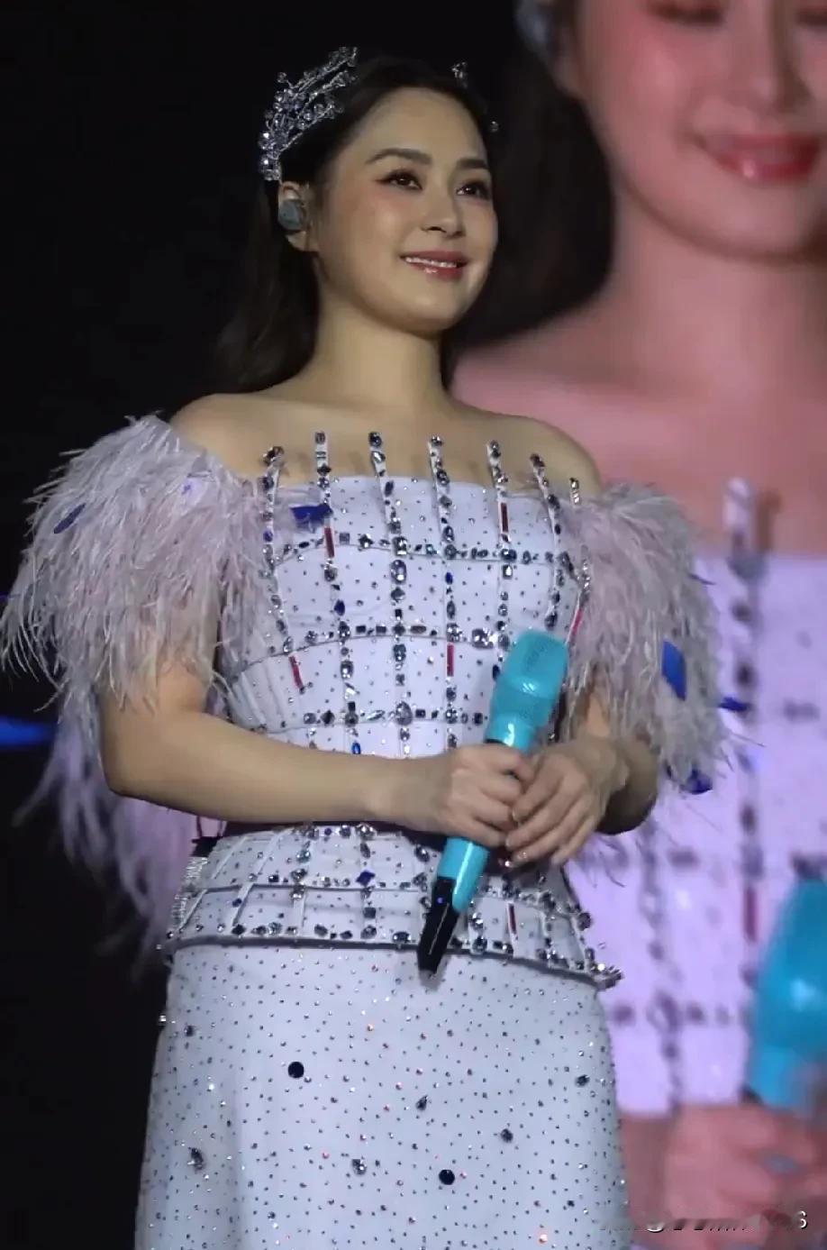 听说阿姣其实并不胖，只是镜头里显得稍微丰满一些。她的脸蛋儿那么美，配上那珠圆玉润
