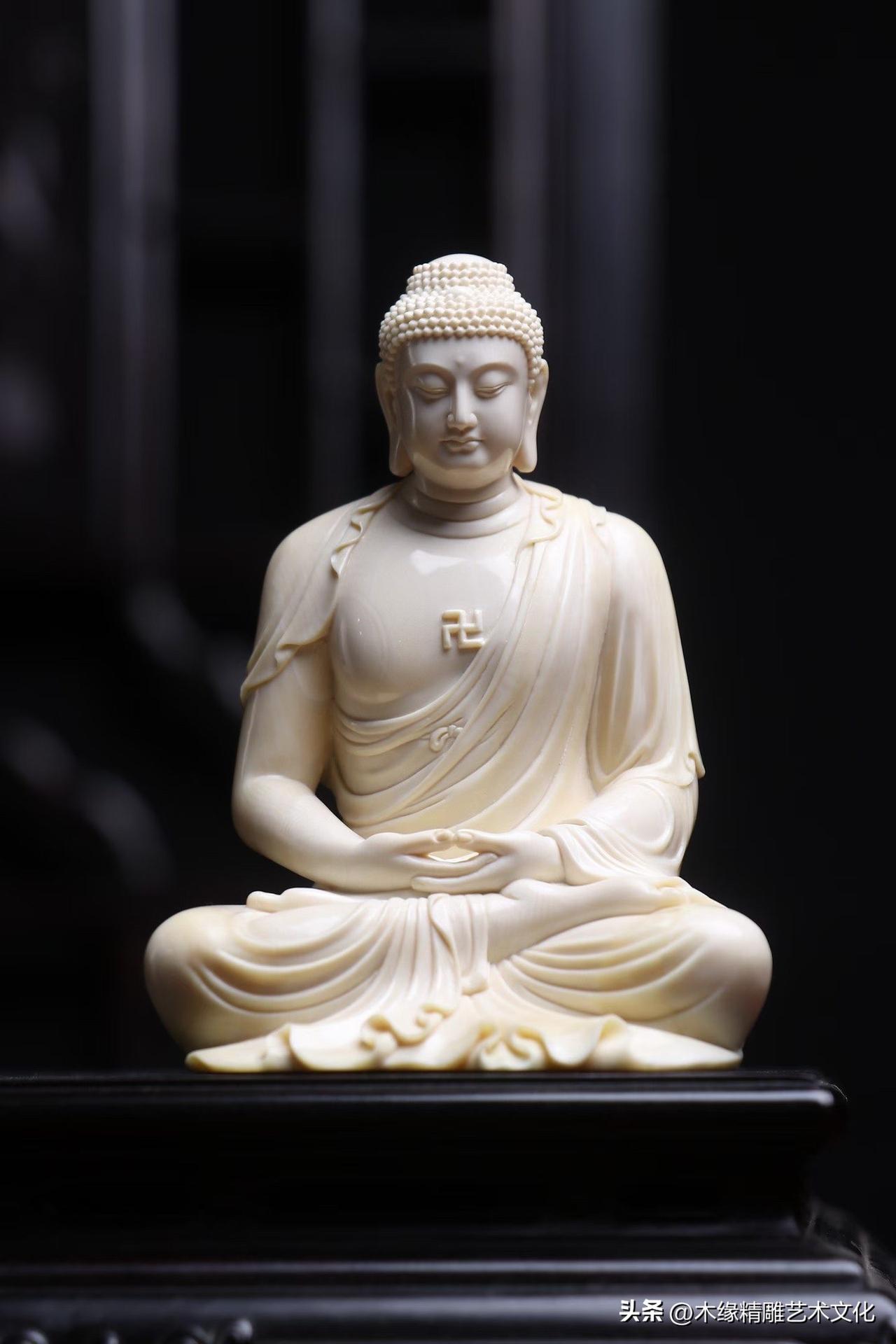有些作品，一眼看去便觉得安静。

猛犸温润如玉，历经漫长岁月沉淀而成。匠人以清刀
