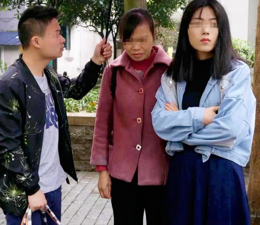 山东小伙小李和女友相恋五年，感情一直稳定甜蜜。谁能想到，女友小美回河南老家后，却