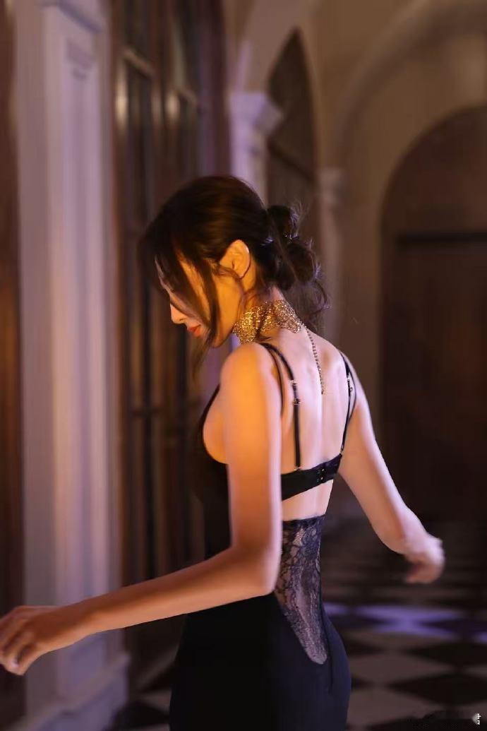 彭小苒裸全背造型 被彭小苒的名品 SC 狠狠打动 ！又纯又欲的气质太绝，温柔中透