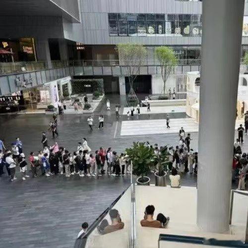 国产品牌崛起，线下门店排队，同样的场景以前只会在iPhone身上出现，现在国产品