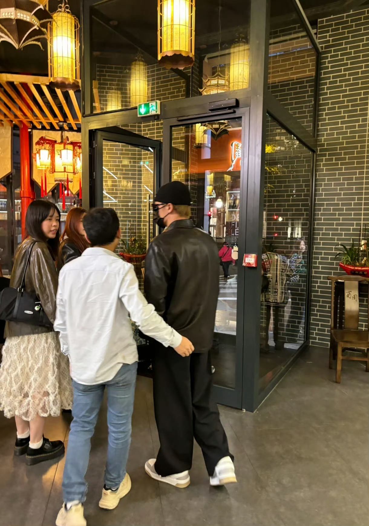 吃路边摊偶遇檀健次  又有网友偶遇檀健次吃路边摊了!像这样的内娱“活人”可不多呀