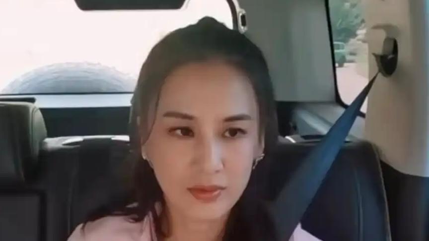 黄圣依躲避话题的原因其实就这4点
1.豪门贵太太不是那么好当的。黄圣依这些年在杨