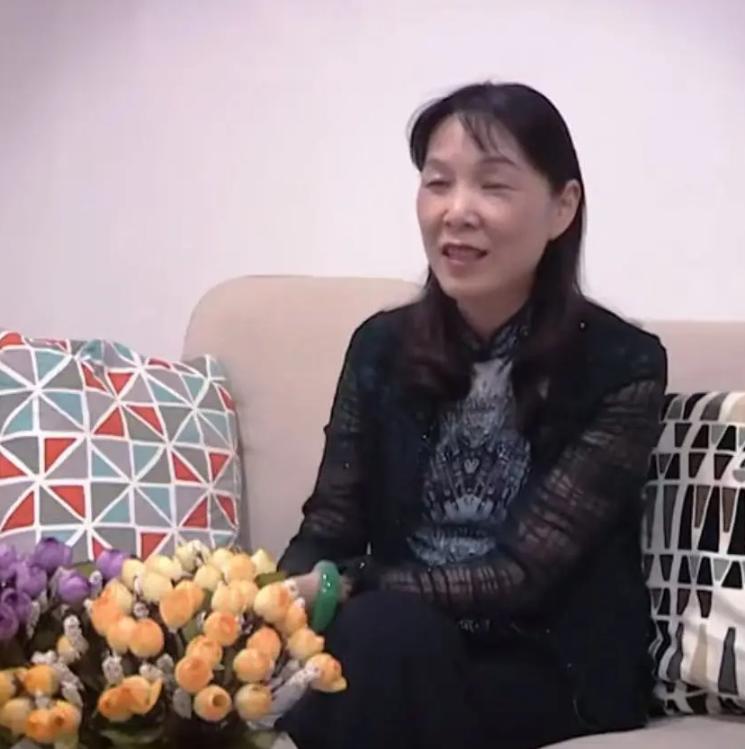 宗庆后隐瞒自己包养情妇，并且拥有3个外室子如果属实，本质上是对消费者的情感掠夺。