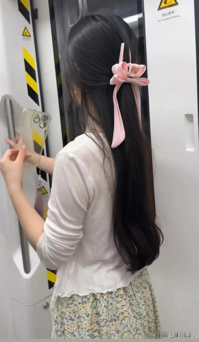 这是一个悲惨的世界

现在的人世间，为什么很难看到温柔、安静、善良不虚荣的、不花