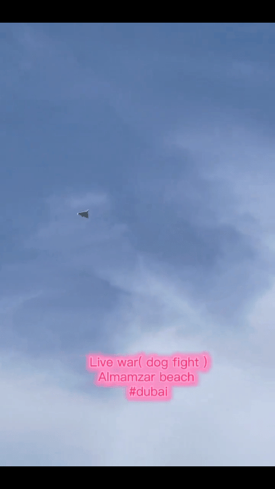 阿联酋迪拜西北岸的马萨尔海滩上，游客们拍到了伊朗“见证者”-136无人机飞过来以