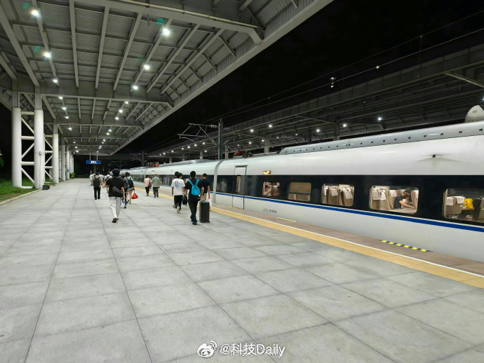 高铁上感受世界的参差 高铁算是最普惠的出行方式了，无论是跨城旅行，返乡，还是工作