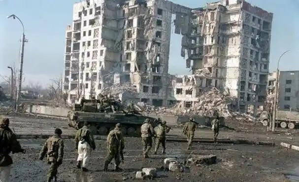 炮声撕裂南疆晨雾的那一刻，年近七旬的冯子材拄着长矛站在长墙之巅，嘶哑的吼声穿透硝