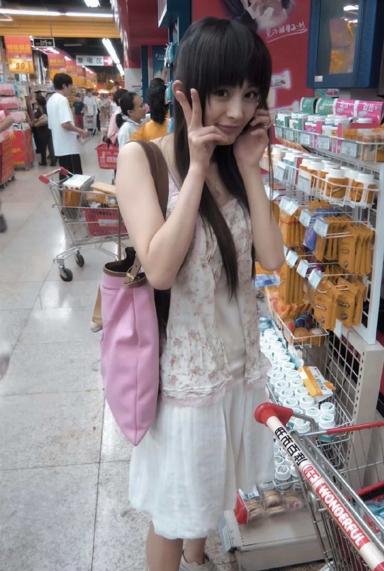 杨幂古早美照，那时的她好甜，真是不同年龄段，有不同年龄段的气质啊。

杨幂拍照喜