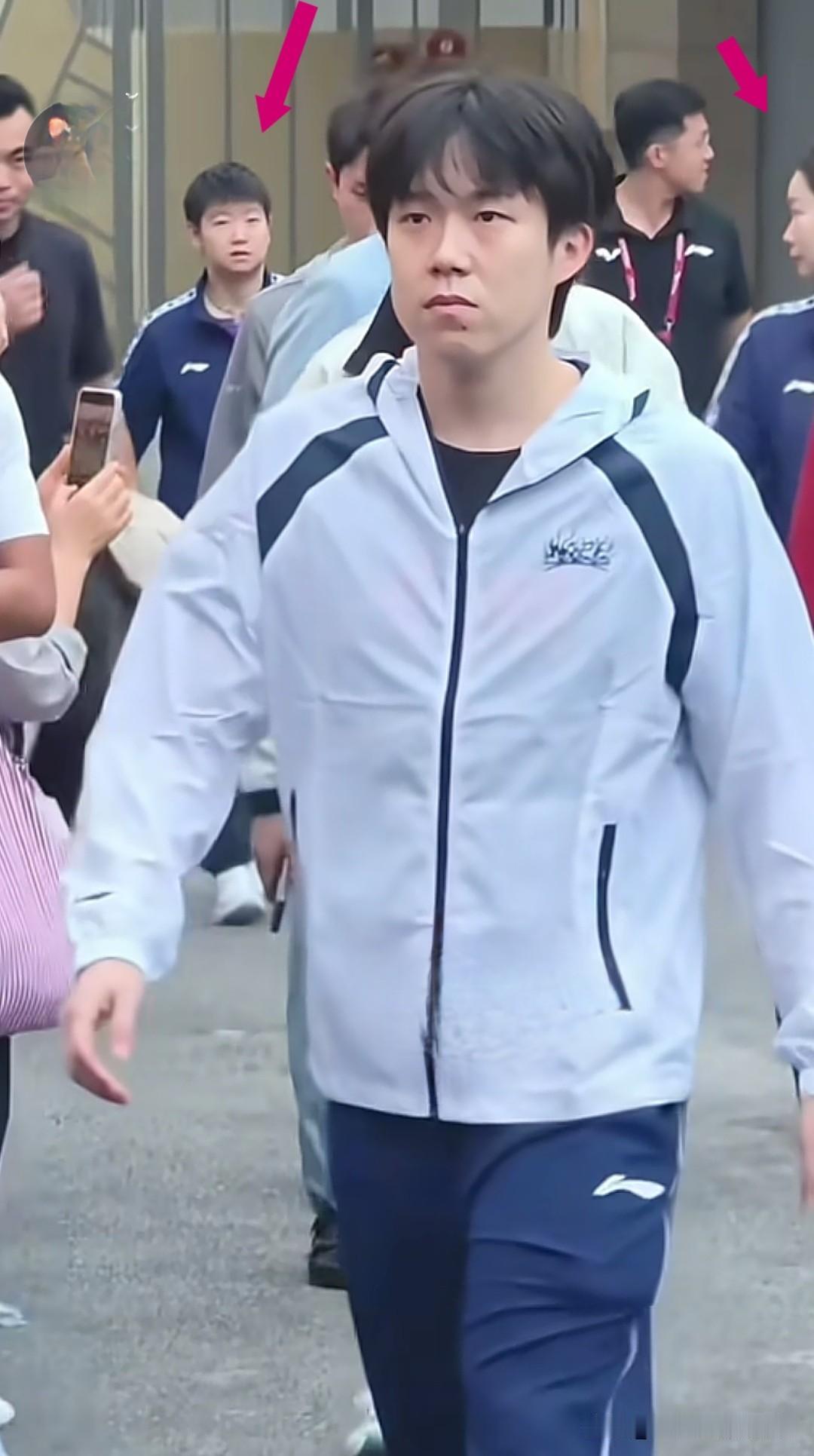 王楚钦参加新加坡大满贯晚宴，球迷们有点心疼他了。

看看王楚钦的表情是疲惫还是紧