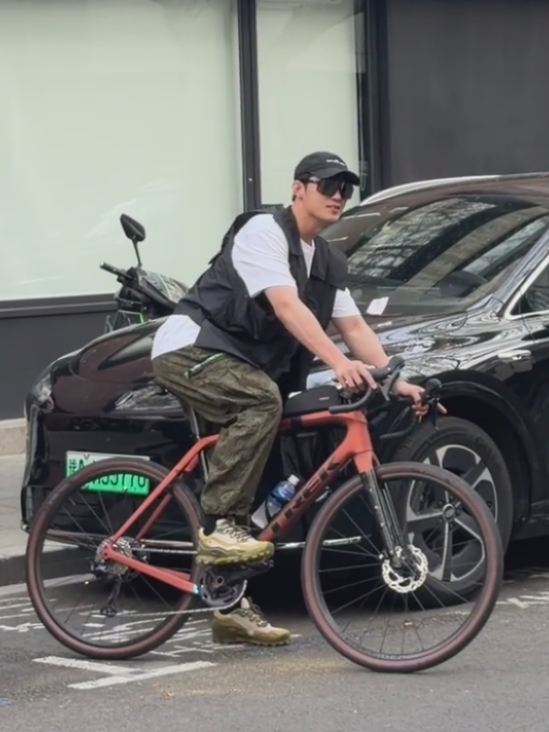 黄景瑜今日份骑行的生图直拍截图2张好帅！越来越瘦了！速速进组！我要看苏断腿的厉泽