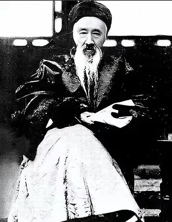 一个美国女人故意用英语和辜鸿铭交谈，辜鸿铭没理睬，美国女人冷笑起来：“他连英语都