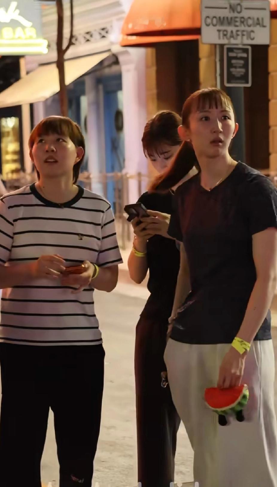 破圈！莎莎带火的不止国乒，是整个乒乓江湖
 
刷到新加坡街头这一幕，真的破防了