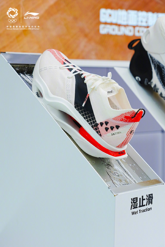 在中国之家开了个科技的箱 米兰“中国之家”内，李宁以一座名为“科技”的立体答卷，