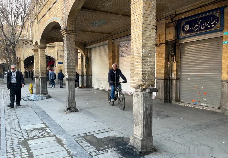 这个集市在伊朗德黑兰有悠久历史，为了有口饭吃，现在商家联合一起，全关门，加入了抗