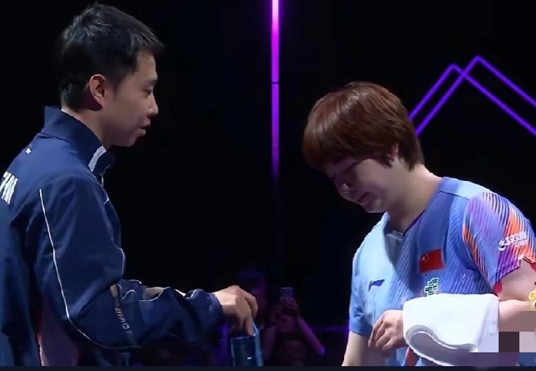 蒯曼战胜师姐莎莎。教练是于洋。
看着很年轻，像蒯曼同龄人。原来是1998年出生，