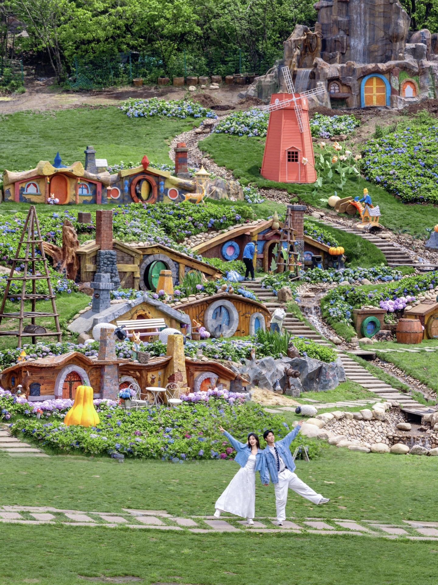 不在新西兰！在浙江！霍比特人小屋美到封神‼️
.
☁️呼！二刷云上草原了！！
这次是带对象来打卡“浙里新西兰”
工作日时候来的，项目几乎都不排队
全程心跳加速！！omg尖叫不停🫨
.