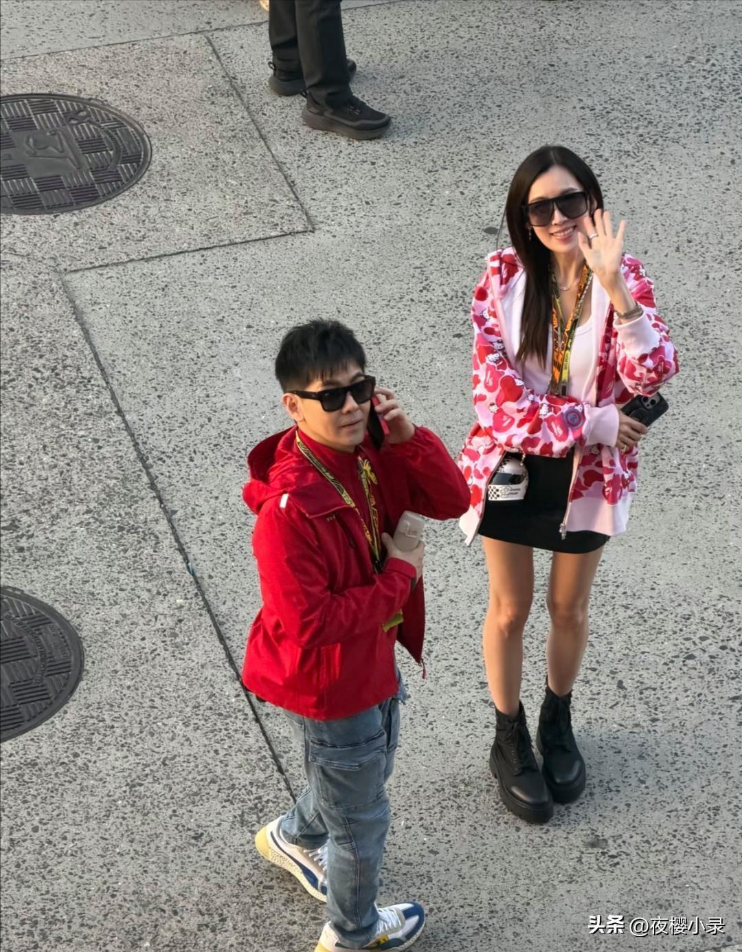 52岁林志颖和老婆陈若仪现身上海看赛车，他的状态真好，看起来好年轻，但脸有点奇怪