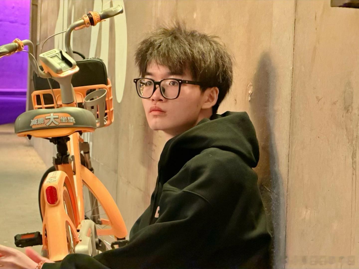上线一支听悦的自制MV 脑海里自动生成完整曲目旋律搭配这张清爽元气美照，听悦自制
