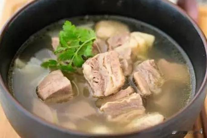 #秋日生活日记#清炖牛肉，作为中华美食中的经典之作，其精髓在于“炖”的艺术，力求