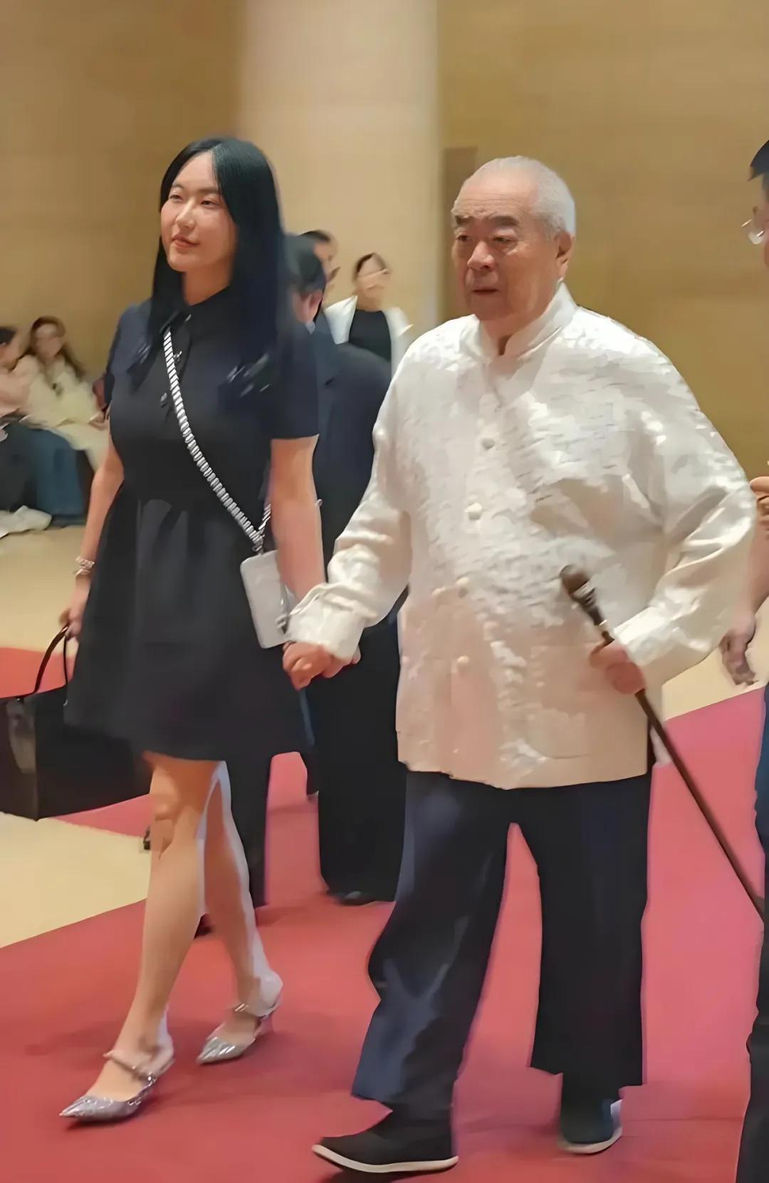 范曾发声了，回应失联传闻！不愧人称大师，范增这老头儿身体真棒，87岁还能生儿子