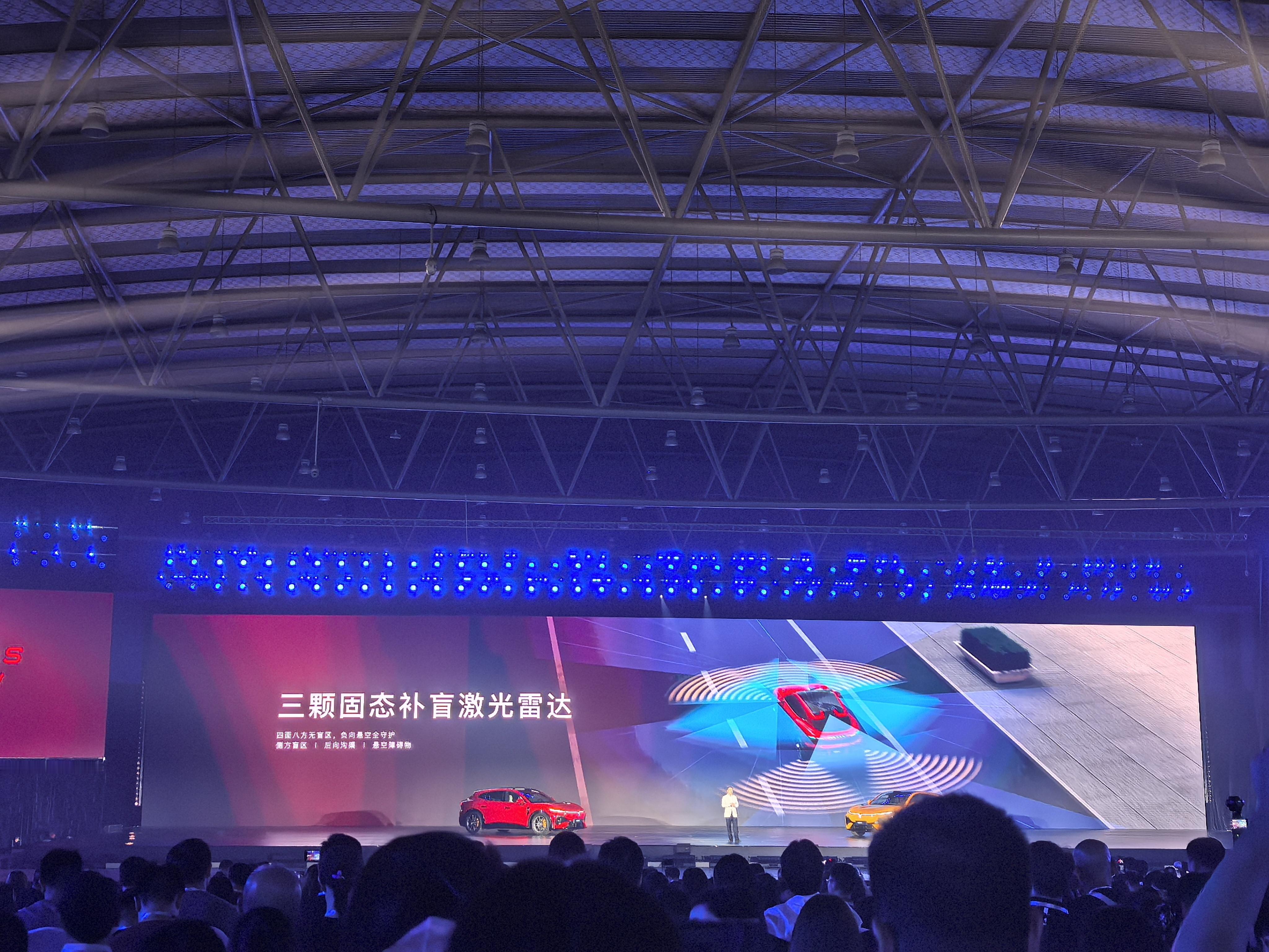 岚图追光S上市，限时权益价22.39万起。岚图这次是真想明白了，堆料就要堆到让用