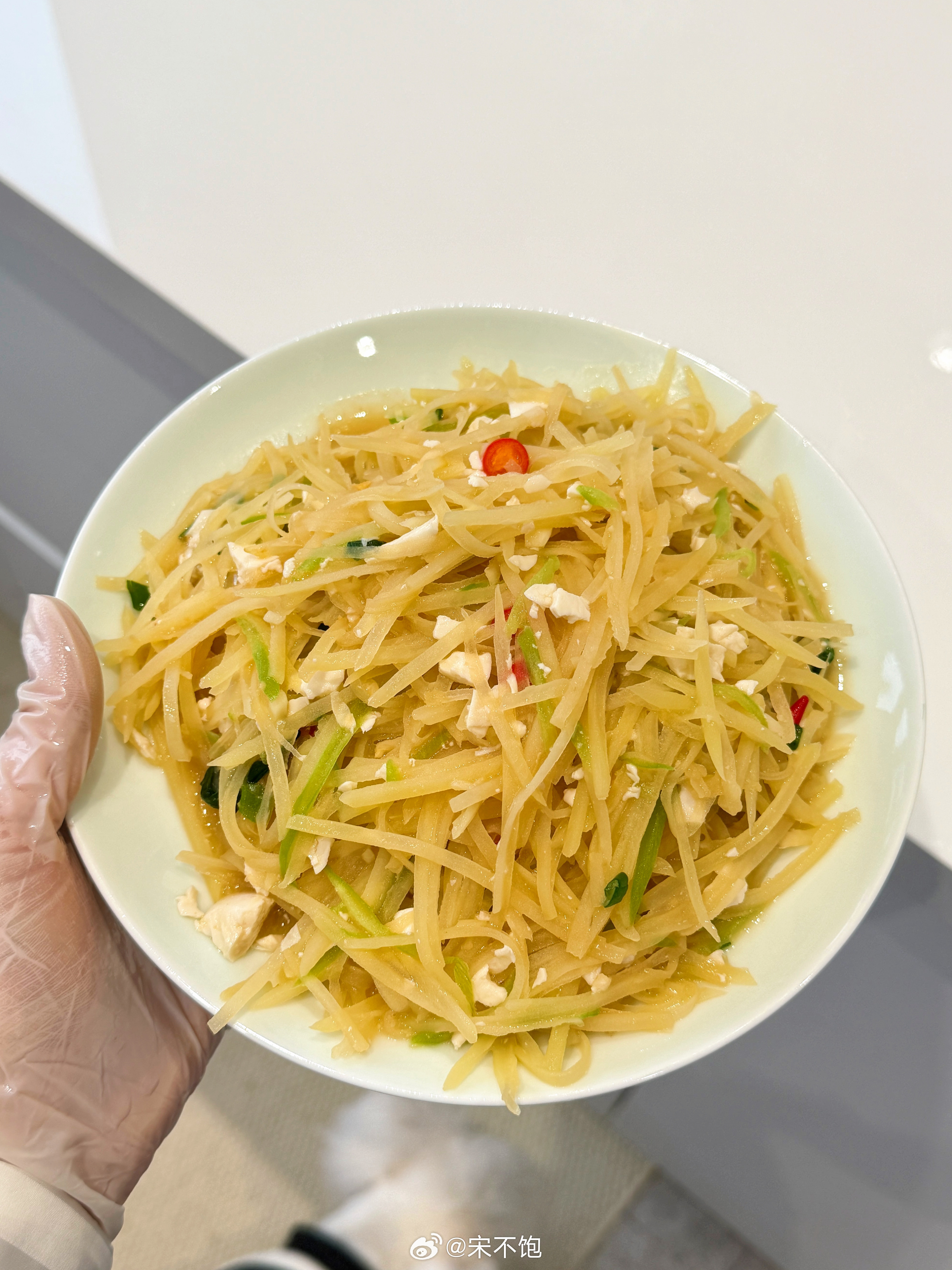 假期回家偷师学艺来着，跟我爸学了这个咸蛋黄土豆丝，能下两碗大米饭