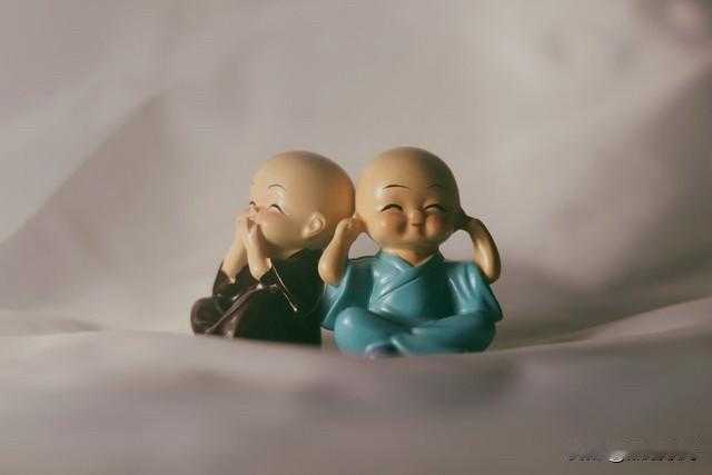 人一辈子怎么活才不累？我觉得得做到“四不”。
不听是非，生活中闲言碎语多，别人的