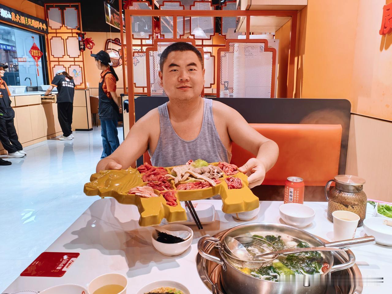 中午，在渭南市临渭万达广场，品尝鲜牛牛潮汕牛肉火锅的88元套餐。特色全牛拼盘很棒