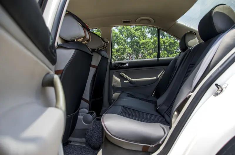 大众朗逸和宝来，简直是家用轿车界让人纠结的“孪生兄弟”。价格上，宝来指导价11.