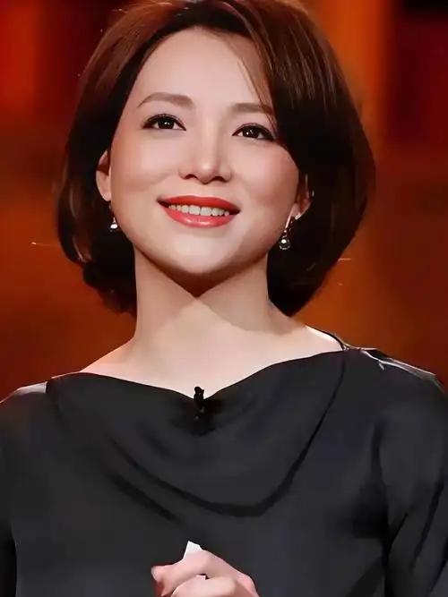 2013年，40岁的董卿执意嫁给35岁的百亿富豪密春雷，董妈妈苦苦劝阻: