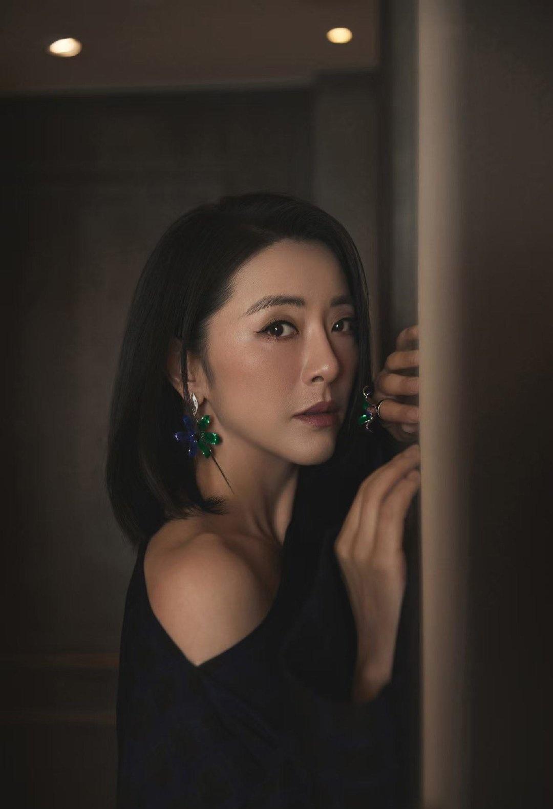 姐姐今天杀疯了！缎面裙裹着满身星光，妆容清透得像会呼吸一般，尤其那抹紫绝了。气质