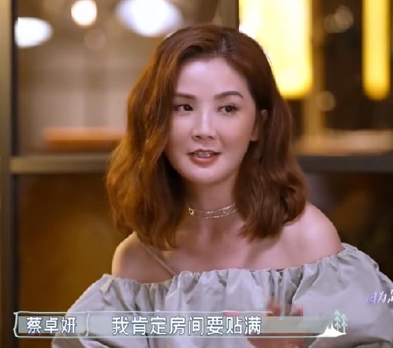 阿Sa说怀孕的时候，她要在房间里贴满阿娇和关智斌的海报照片，如果是女儿希望能像阿