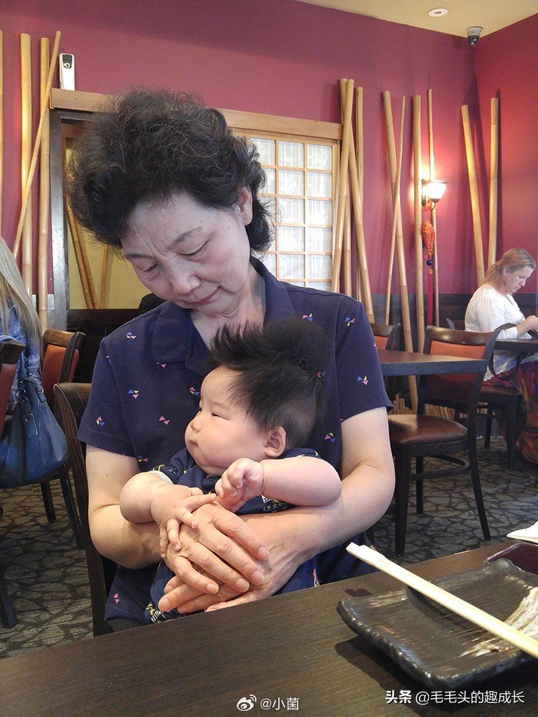 孩子不懂离别只是想买一部纸手机好催泪的AI短片泪目！这部AI短片太戳心孩子不懂离