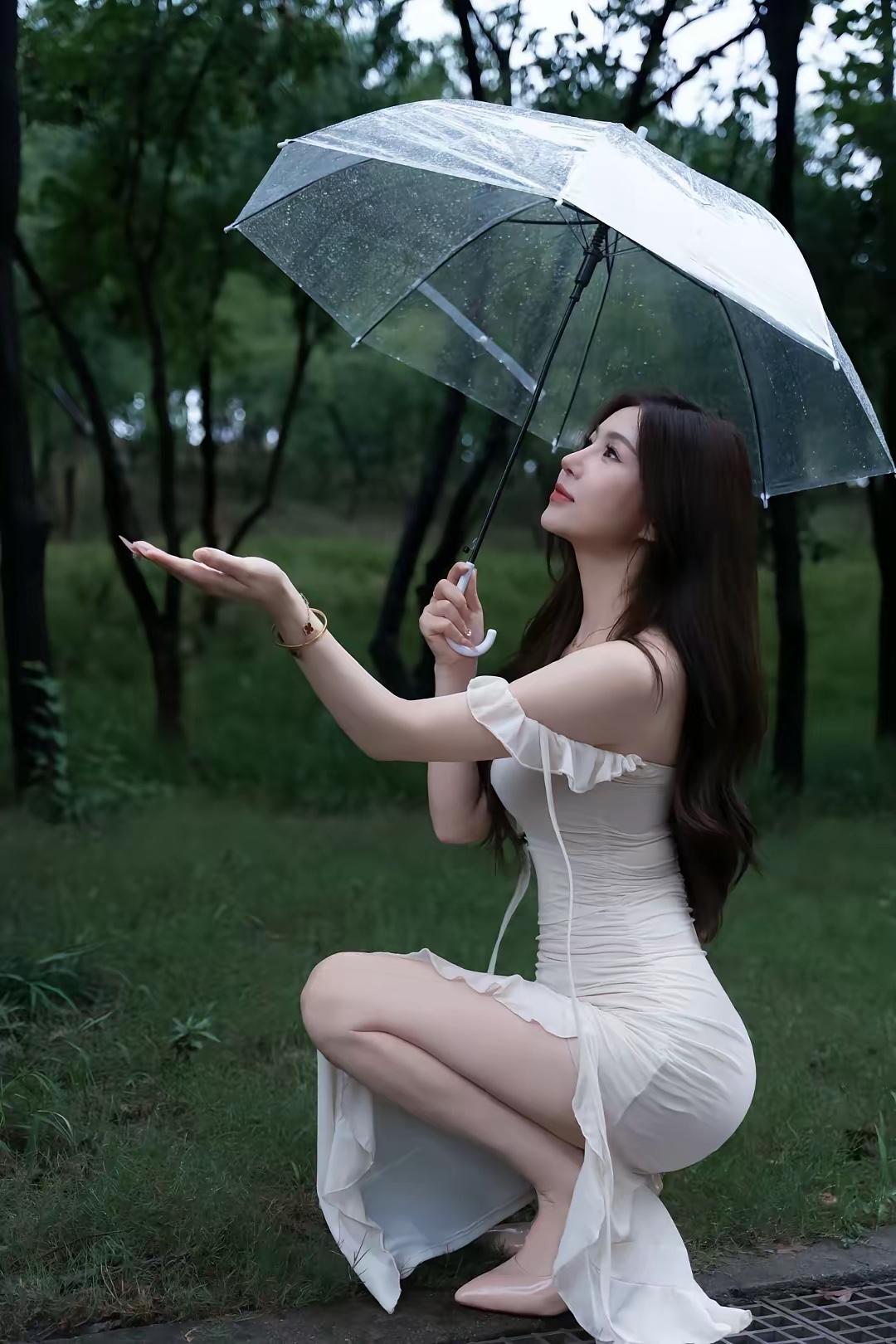 雨中漫步，撑伞轻舞，感受自然的清新与浪漫。