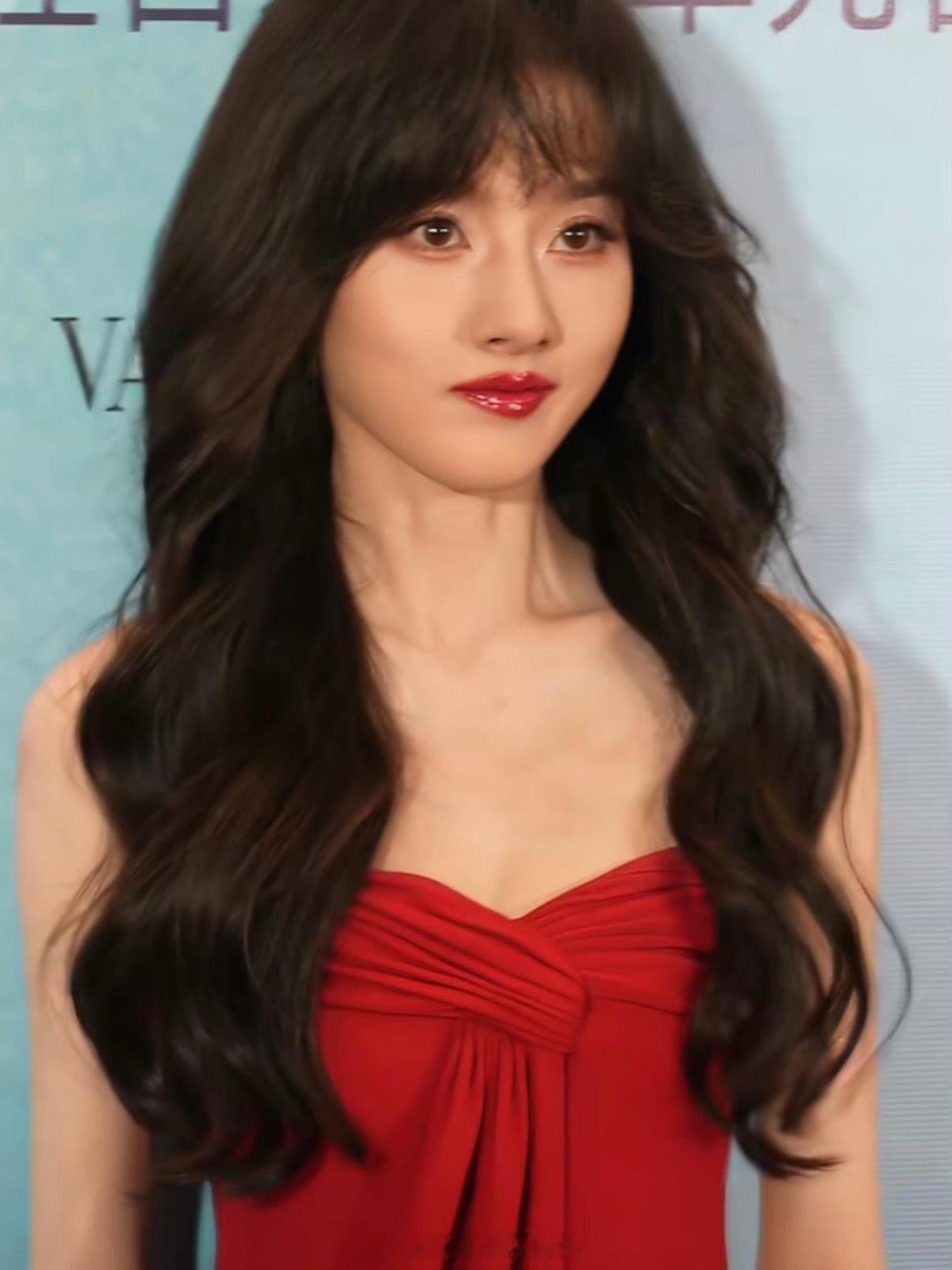 宋祖儿今日活动第二套造型生图🈶，化妆师怎么了？明明第一套很美啊