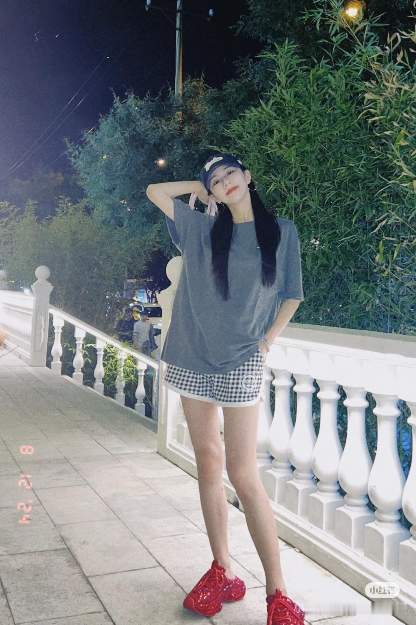 关芯 说给关芯听 走在路上看到穿短裤的女孩子，这个时候盯着人家女孩子的腿看是不是