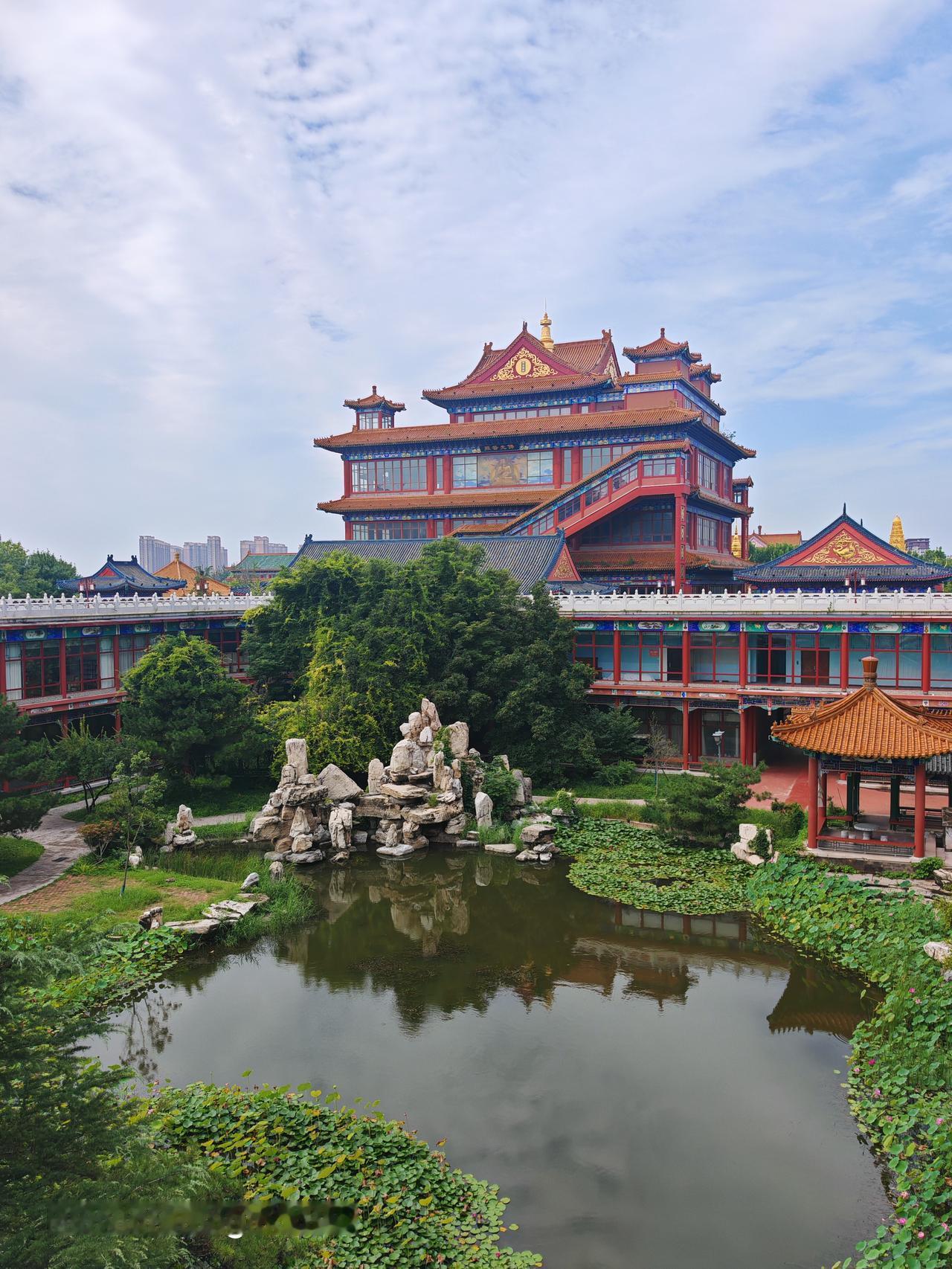 分享一张最近随手拍的照片中信国安第一城里建筑艺术风格优美